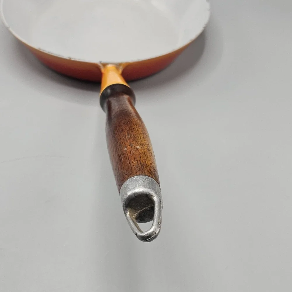 Le Creuset please see